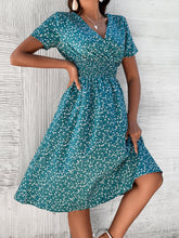 Bedrucktes Kleid mit V-Ausschnitt und kurzen Ärmeln